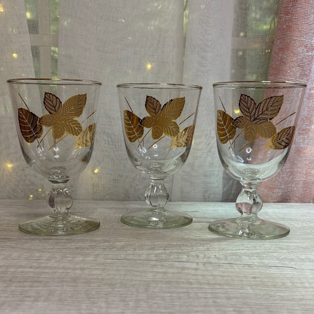 Elegant Leaf Design Glass Goblets